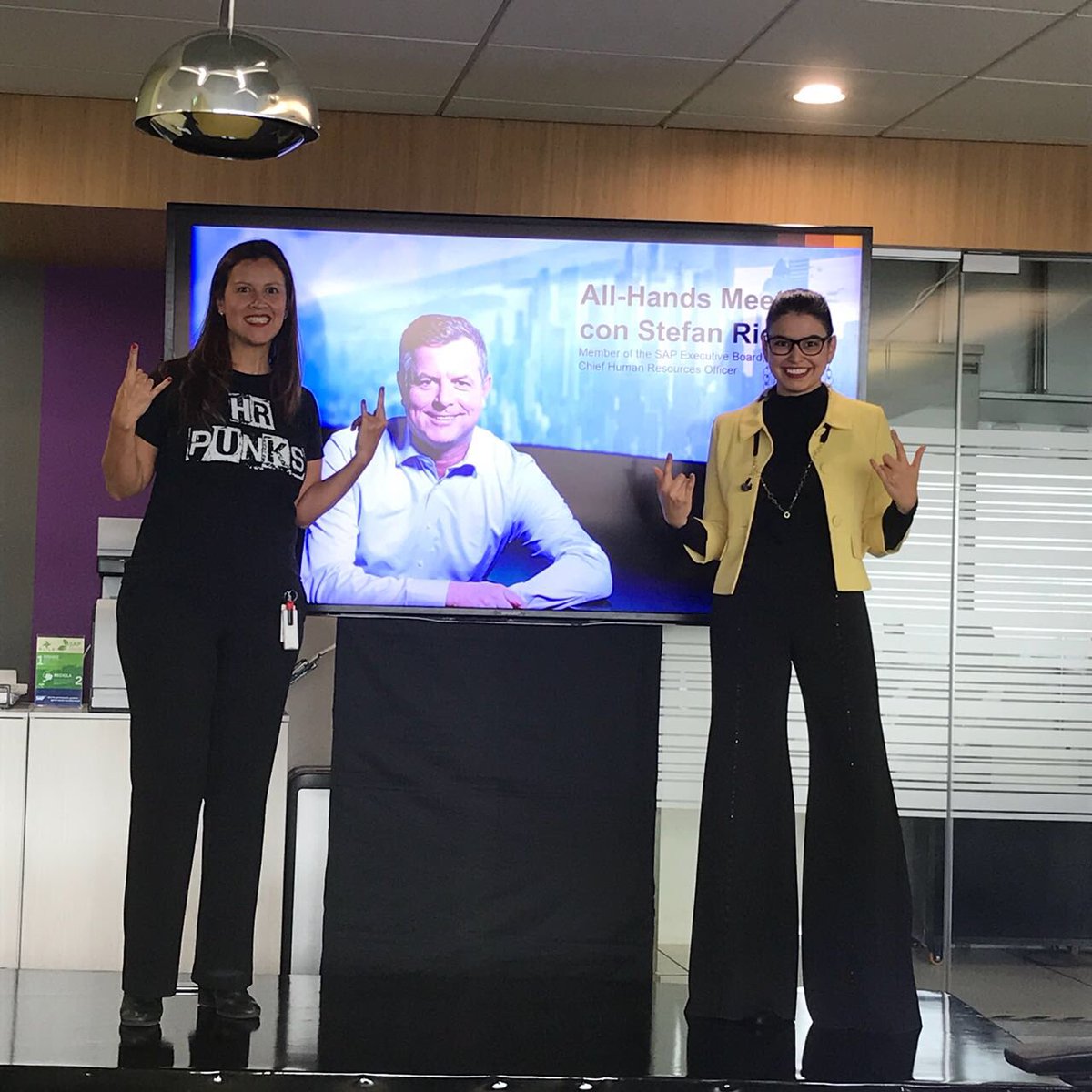 Paolasantosn's tweet image. Un día de orgullo por trabajar en la mejor empresa #proudtobeSAP por trabajar con las personas más espectaculares #SAPmimejorlugar y tener los lideres más lindos #lifestSAP thank you @StefanRies66