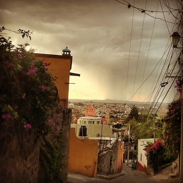 xomero's tweet image. Parece que va a llover. #randomstreetsanmiguel #randomstreet #sanmigueldeallende ift.tt/2IwBFQw