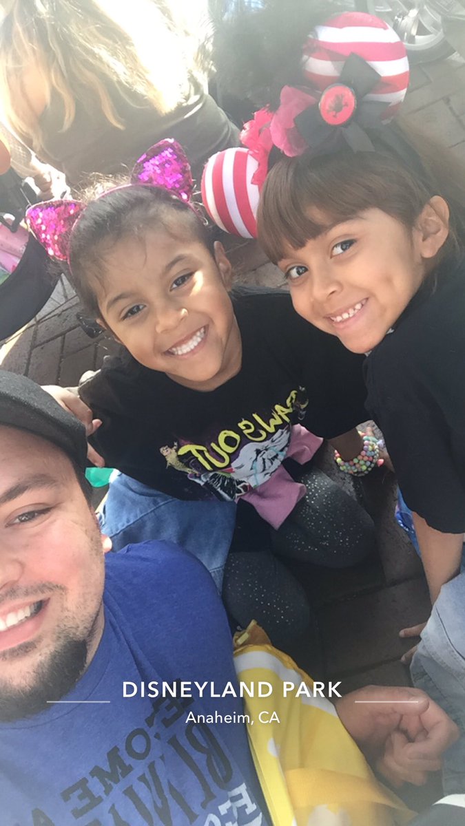 MonkeyFlop's tweet photo. Waiting for the Pixar Parade @Disneyland #Disneyland #PixarParade #DisneylandAnnualPassHolders #PixarFest #DisneyGirls https://t.co/Jvsd3hkSjL