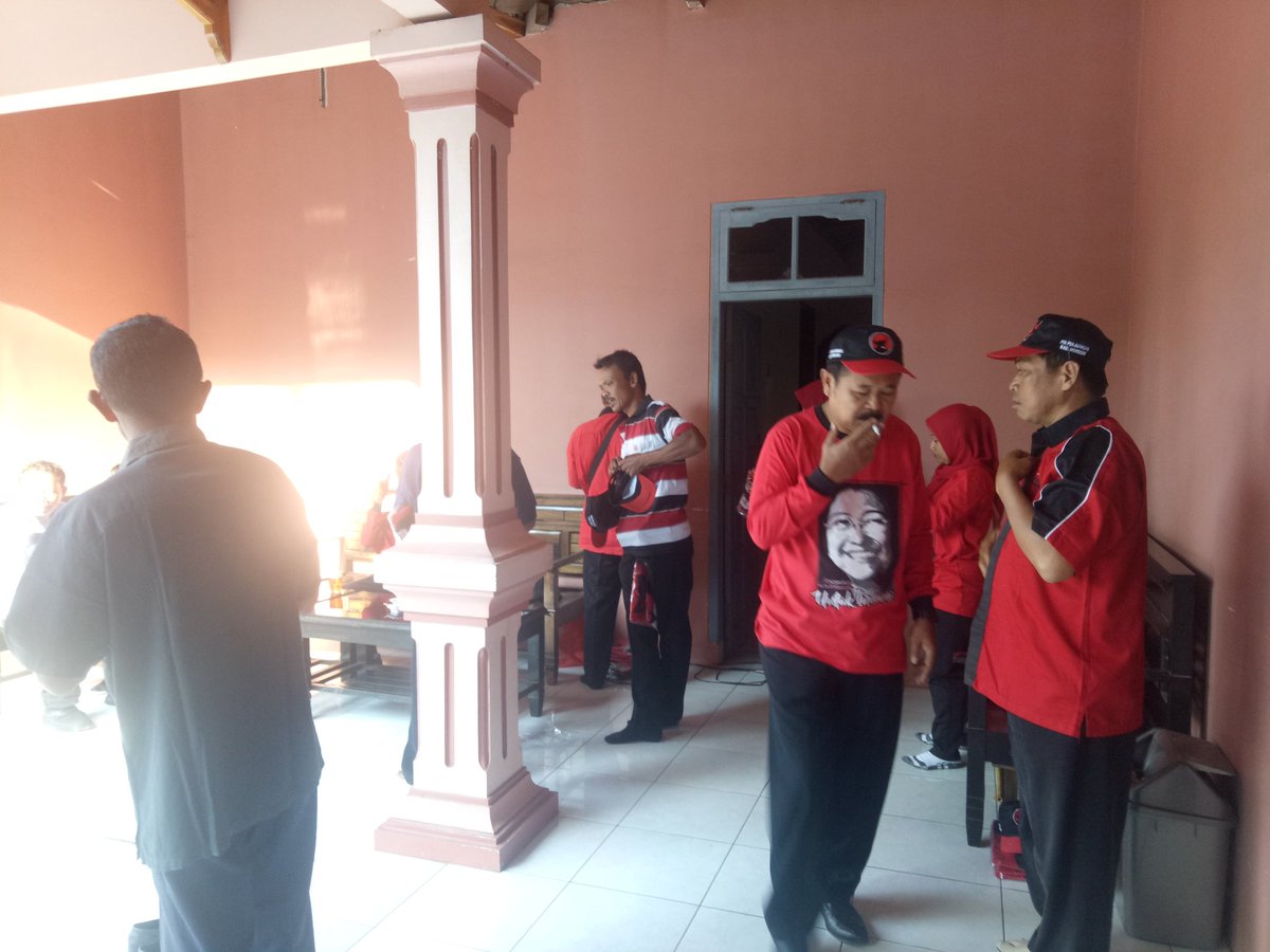 "Pancasila itu adalah dasar yang benar-benar  dapat menghimpun segenap tenaga rakyat Indonesia", Soekarno.

#KandangBant3ng
#JatengM3tal
#ApelSiagaNKRI
<a href="/pacbatuwarno/">PAC PDIP BATUWARNO</a>