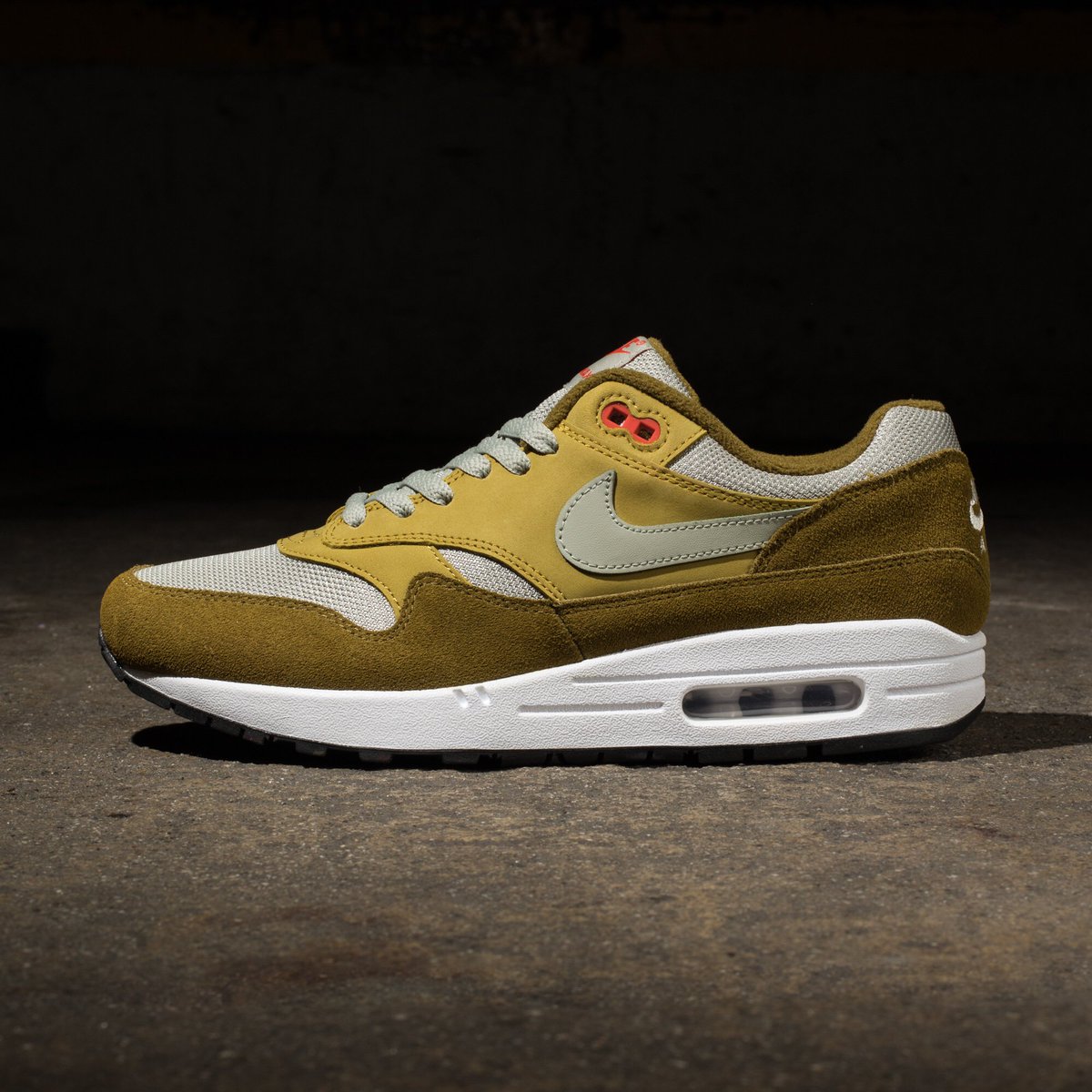 UNDEFEATED_SF's tweet photo. Nike Air Max 1 “Curry” Pack // Available Saturday 5/12 at All Undefeated Chapter Stores and https://t.co/ERy4xfO89W https://t.co/QvQoyRFaS6