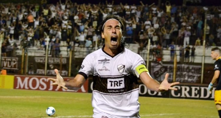 .<a href="/Arroban_FWTV/">Arroban Fútbol Show</a> #SegundaVuelta la que dio Daniel Vega en Platense en este 2018. Tambien había sido campeón en 2006. En ambos torneos fue el goleador del equipo y es el máximo artillero de la historia del club.