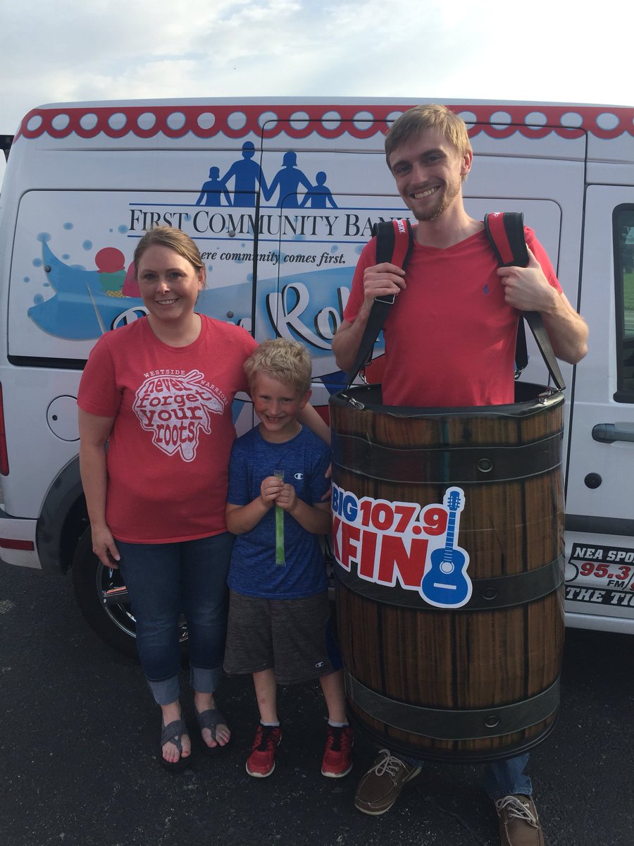DavidOnKfin's tweet photo. Another great day of handing out ice cream! Thanks for everyone at Westside for stopping by (and I might’ve gotten my barrel stolen once or twice too 😂) #BBITM #Radio #Podcast #icecream #football #warriors #firstcommunitybank @1079KFIN https://t.co/1bDjY12ZH1
