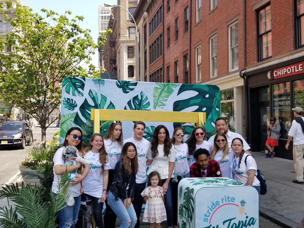 DanielleJBrasil's tweet photo. Foto da Dani e da Alena ontem em Nova York no lançamento da coleção de verão/tropical da Stride Rite, uma marca que produz calçados infantis. #FitTopia
#DanielleJonas #AlenaRose #StrideRite https://t.co/Pa99ostc7A