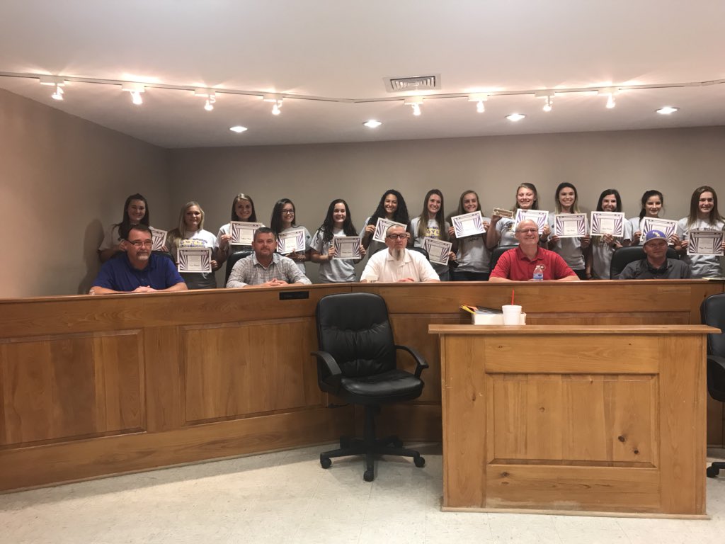 jamiewebb85's tweet photo. The Town of Livingston Board of Aldermen gave each member of the Doyle High School Softball Team a certificate for becoming the 2018 Class 2A State Champions. They also received a key to the city. @LPNews1898 @LPN_Sports https://t.co/dY2exP2Qaq