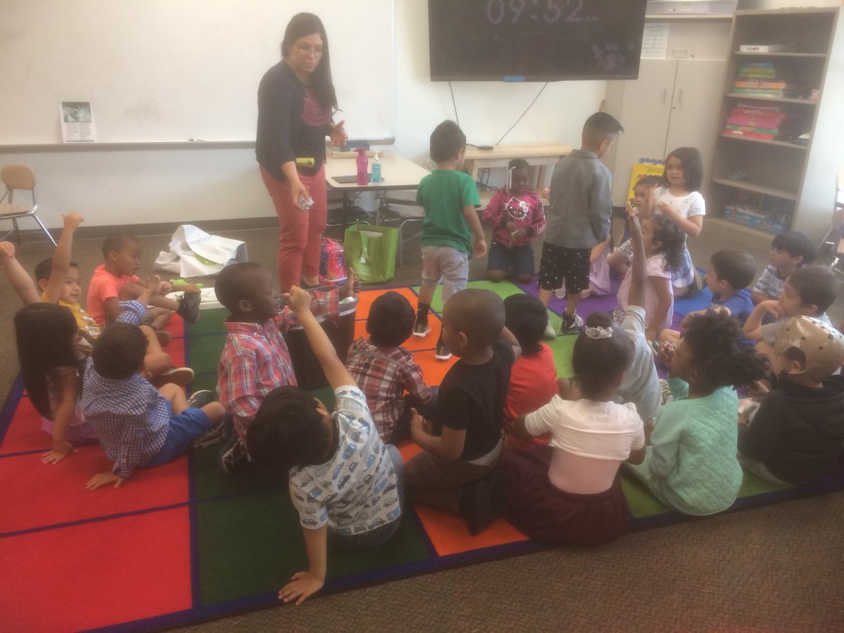 Iteachprek's tweet photo. Our mystery food from the Poe center this week was blueberries. Yummy!#twobiteclub #healthyeating @explorercitty @WakeSmartStart @PoeCenter @hwhitehead65 @EastGarnerES https://t.co/B9hLDadUIm