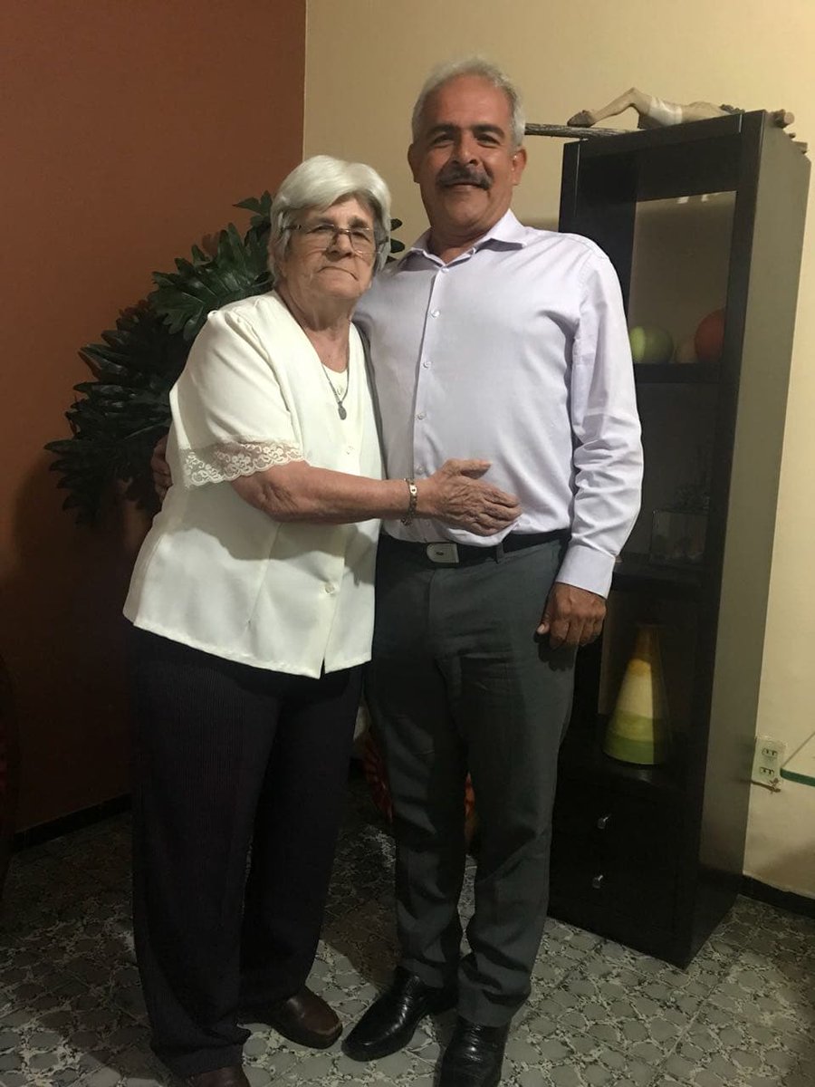 1HectorZepeda's tweet photo. ¡Estoy de regreso y en la mejor fecha! #FelizDiaDeLasMadres a Doña Tere, mi mamá, que gracias a Dios aún disfruto (tmb de su comida) y a Ale la mamá de mis hijas y compañera de mi vida. A todas las mamás mi respeto y admiración ¡Son las reinas! https://t.co/irCPA9iyjv