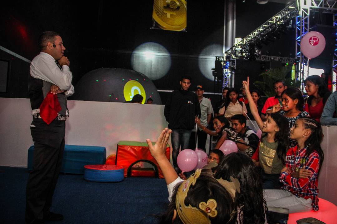 willy_casanova's tweet photo. #FOTOS: Más de 15 stands sobre la minería digital, los criptoactivos y #ElPetro, además de un infocentro para que abras tu billetera digital, te esperan en la #ExpoPetroMaracaibo2018. #VotaSiQuieresPaz https://t.co/oG91pFXZB7