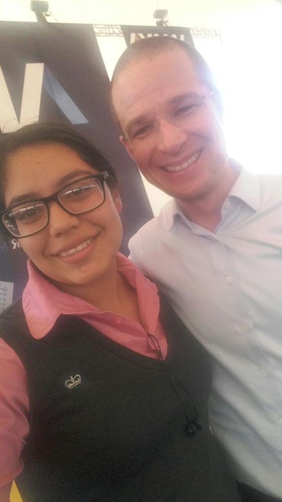bs1825gg's tweet photo. Con él próximo presidente de México @RicardoAnayaC  en Durango♥ https://t.co/hsNdK99Qev