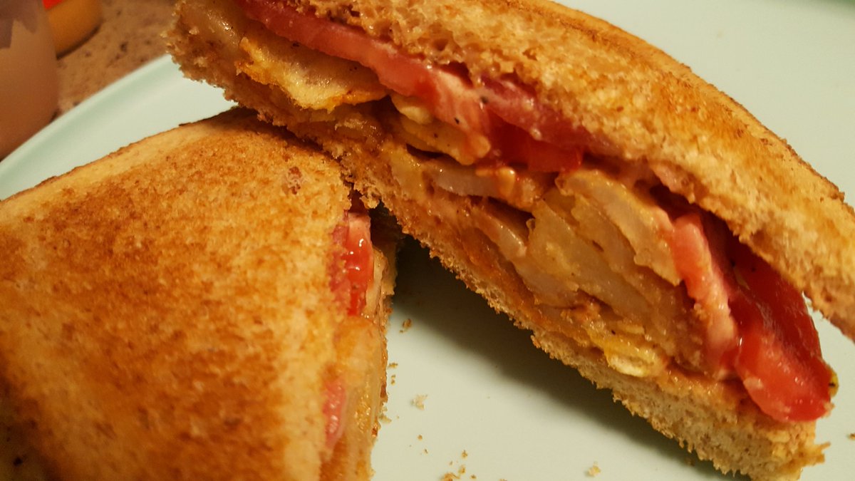 tinyeagle71's tweet image. #Soulfood💕
Fried Potato and Tomato Sandwhich!