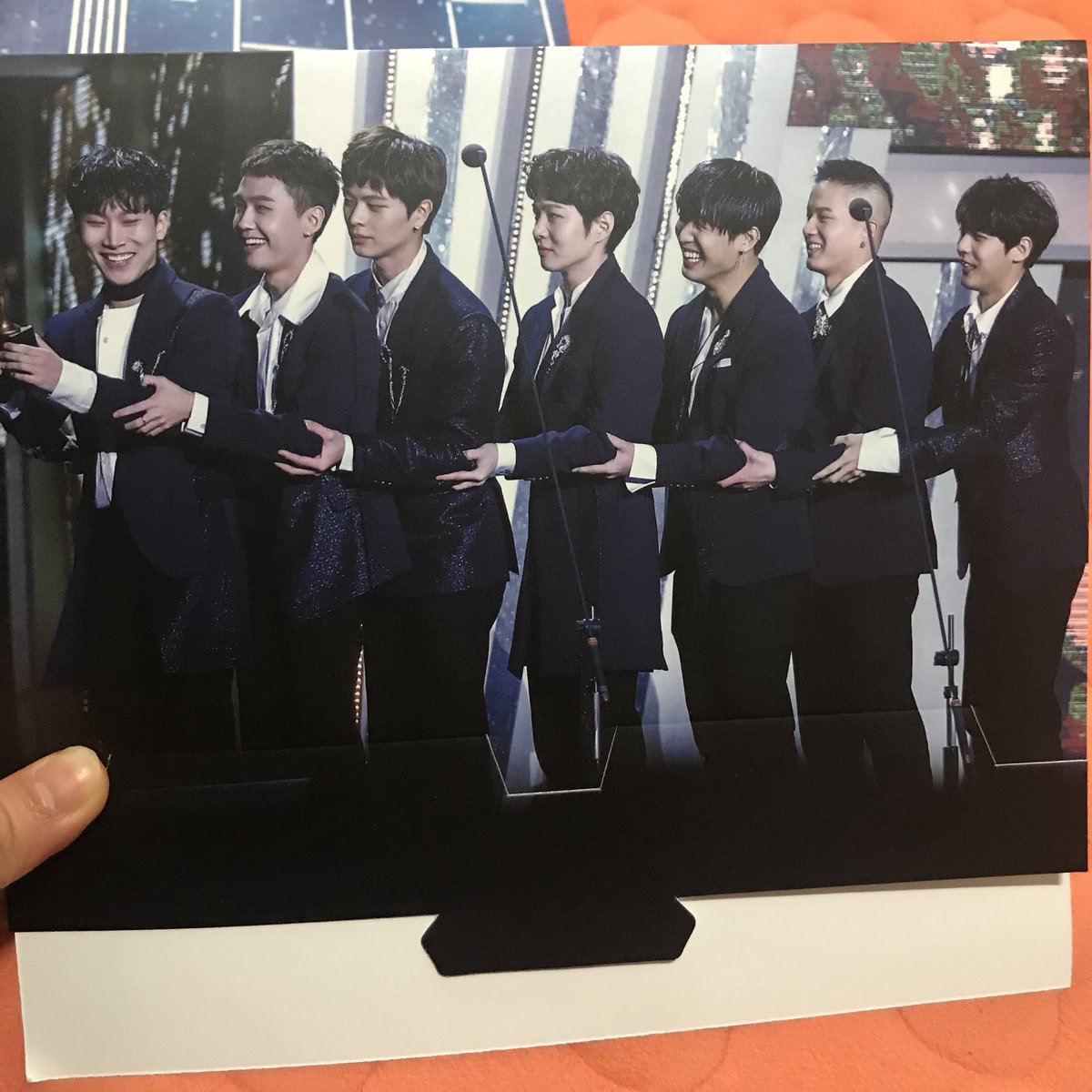 BTOB_NY124's tweet photo. 어제 배송시간이 너무 늦어서 오늘 아침에 택배아저씨가 바로 배송해주셨는데 콩님..사랑합니다 정말 기다린 보람이 있어요♥️♥️♥️두께도 장난아니고 특전도 넘 이뻐요 !!!!!!적게 일하고 돈 많이 버세요
💙어덕행덕💙
@BTOBKONG https://t.co/sjzkiqVGLV