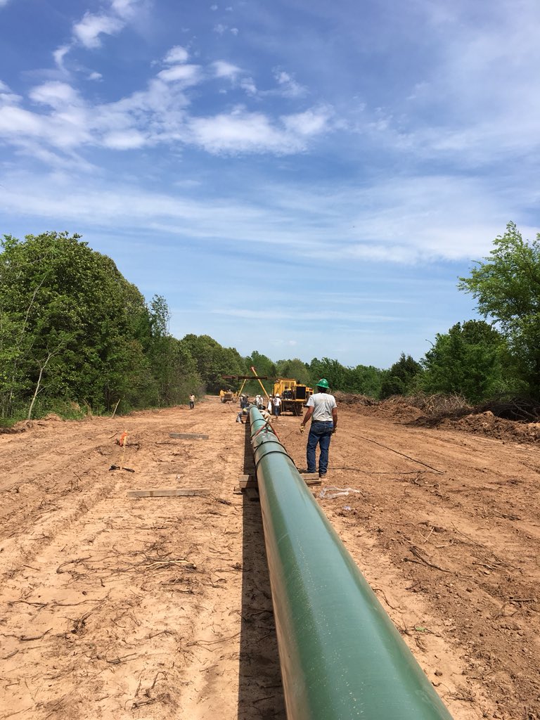 RandRPipeline's tweet photo. 👷🏽‍♂️👷🏻‍♂️Little mainline welding and ROW crews.💥Welty Crew 💥are working 💪🏻hard this week!! 👁on the deadline🏁@EnableMidstream @EnergyDomain @TopOilNews #randrpipeline #20”Weltyproject! https://t.co/EmoQRSNOwv