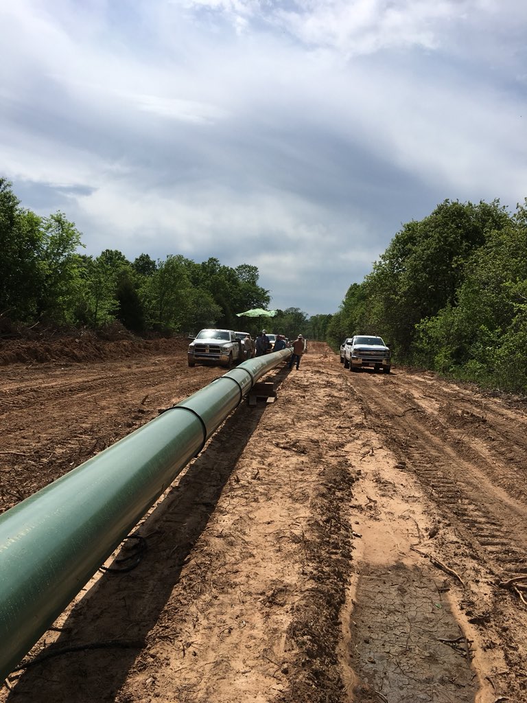 RandRPipeline's tweet photo. 👷🏽‍♂️👷🏻‍♂️Little mainline welding and ROW crews.💥Welty Crew 💥are working 💪🏻hard this week!! 👁on the deadline🏁@EnableMidstream @EnergyDomain @TopOilNews #randrpipeline #20”Weltyproject! https://t.co/EmoQRSNOwv