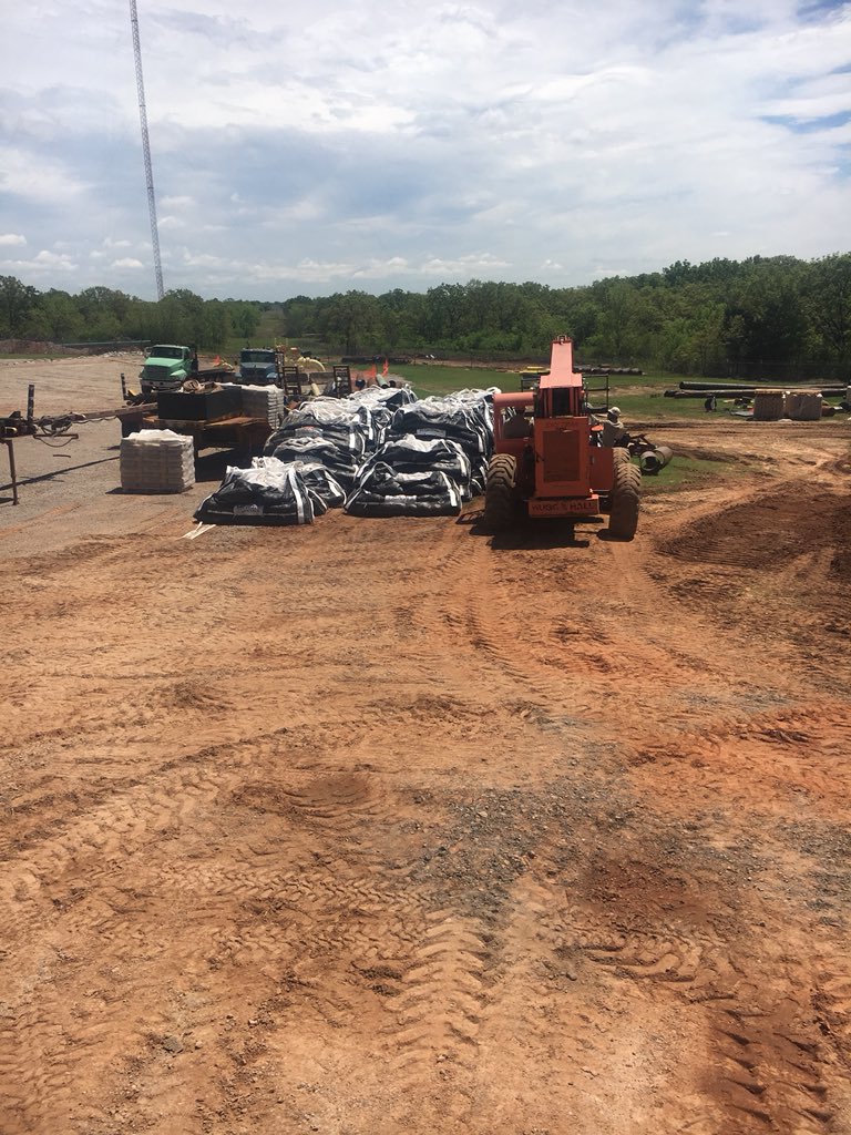 RandRPipeline's tweet photo. 👷🏽‍♂️👷🏻‍♂️Little mainline welding and ROW crews.💥Welty Crew 💥are working 💪🏻hard this week!! 👁on the deadline🏁@EnableMidstream @EnergyDomain @TopOilNews #randrpipeline #20”Weltyproject! https://t.co/EmoQRSNOwv