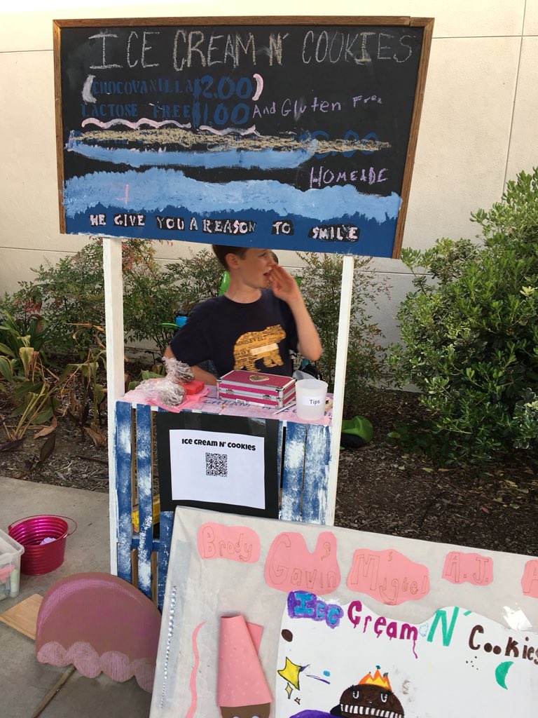 EdHidalgoSD's tweet photo. @edukatn @BVBobcats the BV BUCKS$$ are flowing!! Amazing to see 41 businesses led by 1st, 2nd and 5th grade Ss - many sold out of their products! All those weeks of planning paying off for Ss, parents and teachers! #cvwow #Entrepreneurship https://t.co/rKp6uKOJre