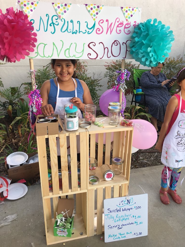 EdHidalgoSD's tweet photo. @edukatn @BVBobcats the BV BUCKS$$ are flowing!! Amazing to see 41 businesses led by 1st, 2nd and 5th grade Ss - many sold out of their products! All those weeks of planning paying off for Ss, parents and teachers! #cvwow #Entrepreneurship https://t.co/rKp6uKOJre