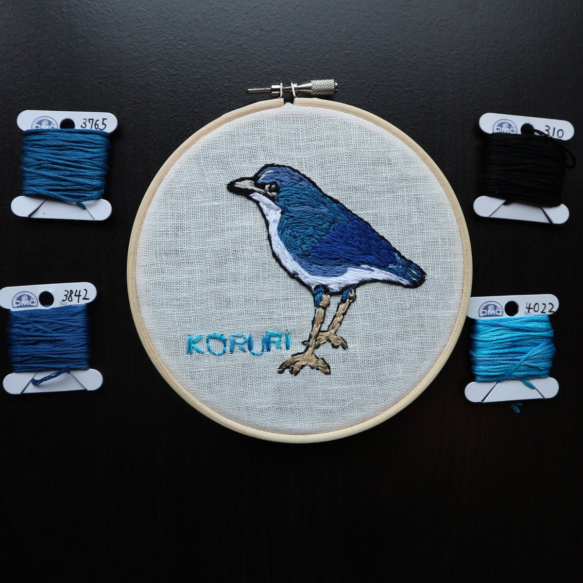R_s0722's tweet photo. 新作の「綺麗な青色こるりちゃん 壁掛け刺繍」です！幸せの青い鳥のこるりちゃんが小さな幸せを運んできてくれるかも！！🍃Creemaで1600円で販売中です！5/26-27のイベントにも出品予定です🤗https://t.co/zgRdRUyWCF
#ヨコハマハンドメイドマルシェ #Creemaブルー https://t.co/f46MA8bN0X