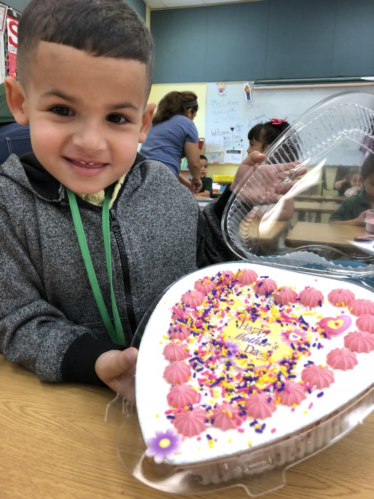 HMFlagler_ES's tweet image. Sweet time making Mother’s Day cakes for the HMF mommies! 💐 #ThanksPublix  #AwesomePTA #MiamiSup  @MiamiCAO @MDCPSCentral