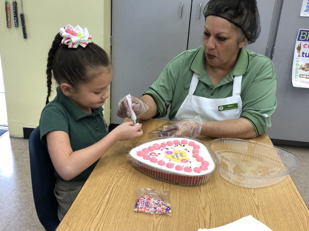 HMFlagler_ES's tweet image. Sweet time making Mother’s Day cakes for the HMF mommies! 💐 #ThanksPublix  #AwesomePTA #MiamiSup  @MiamiCAO @MDCPSCentral