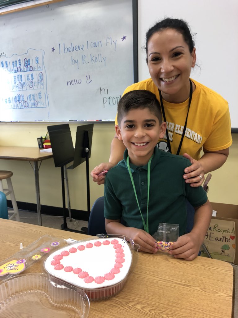 HMFlagler_ES's tweet image. Sweet time making Mother’s Day cakes for the HMF mommies! 💐 #ThanksPublix  #AwesomePTA #MiamiSup  @MiamiCAO @MDCPSCentral
