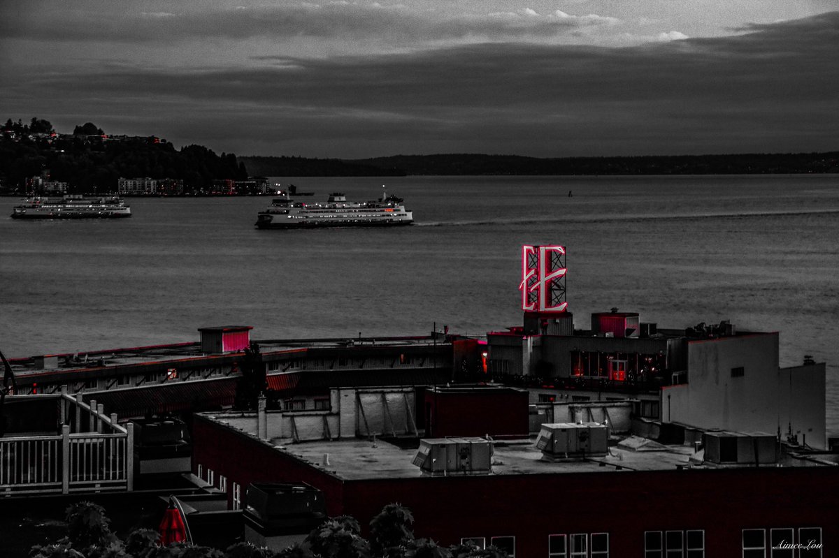 LovinPnw's tweet photo. Seattle represented beautifully by @wsferries and @TheEdgewaterSEA #seattlenights https://t.co/2cyR3s1qMQ