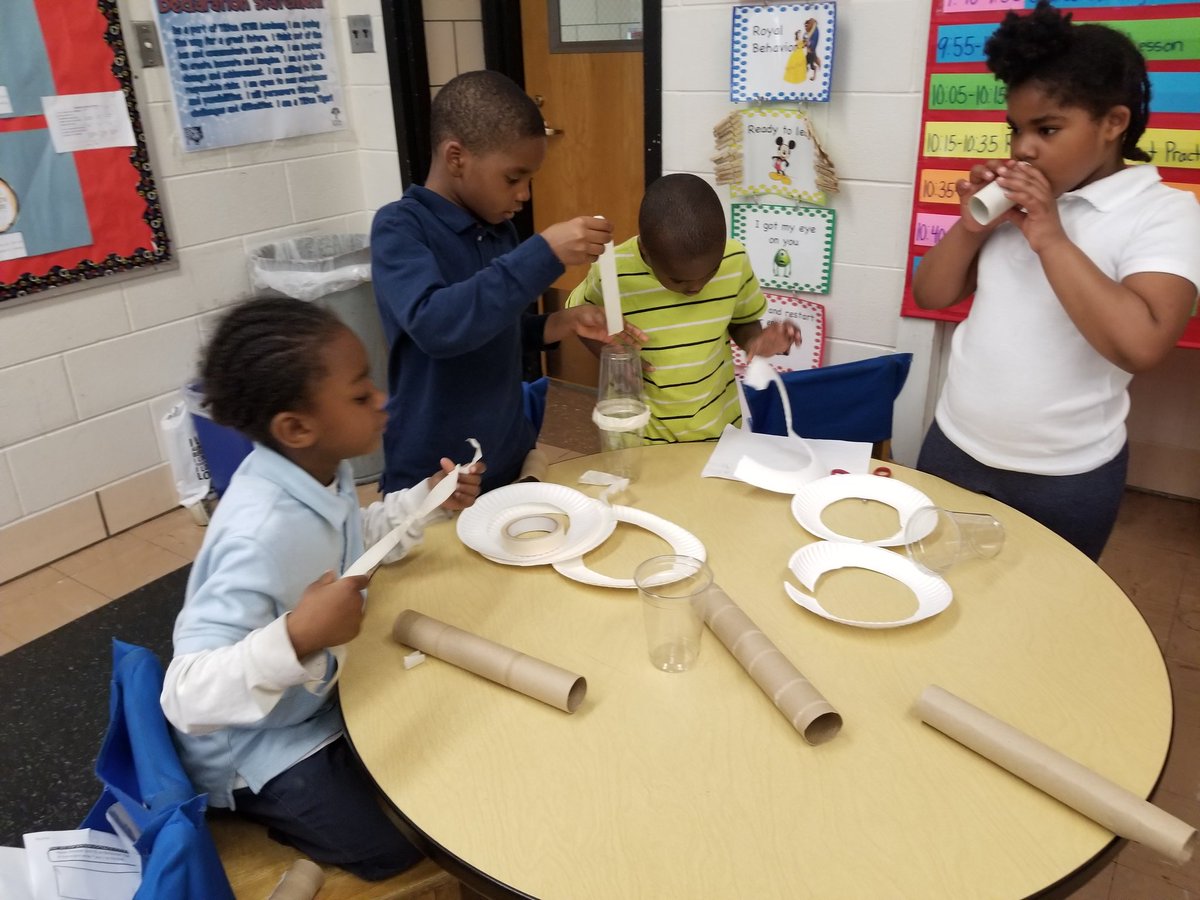MsCandelaria_K's tweet photo. Kindergarteners creating their marble roller coasters. #oneSTEMchi @TiltonSTEM https://t.co/Y5cutNtQ5h