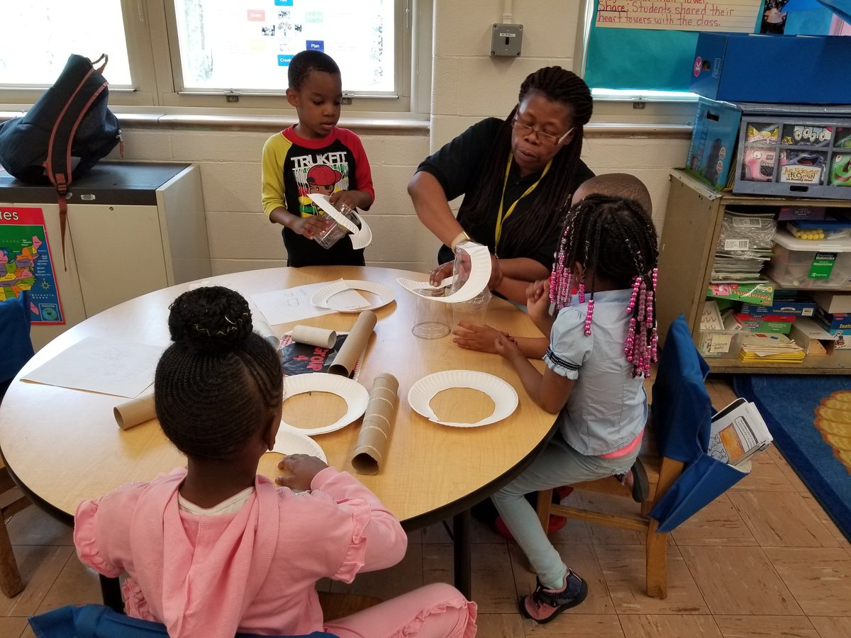 MsCandelaria_K's tweet photo. Kindergarteners creating their marble roller coasters. #oneSTEMchi @TiltonSTEM https://t.co/Y5cutNtQ5h