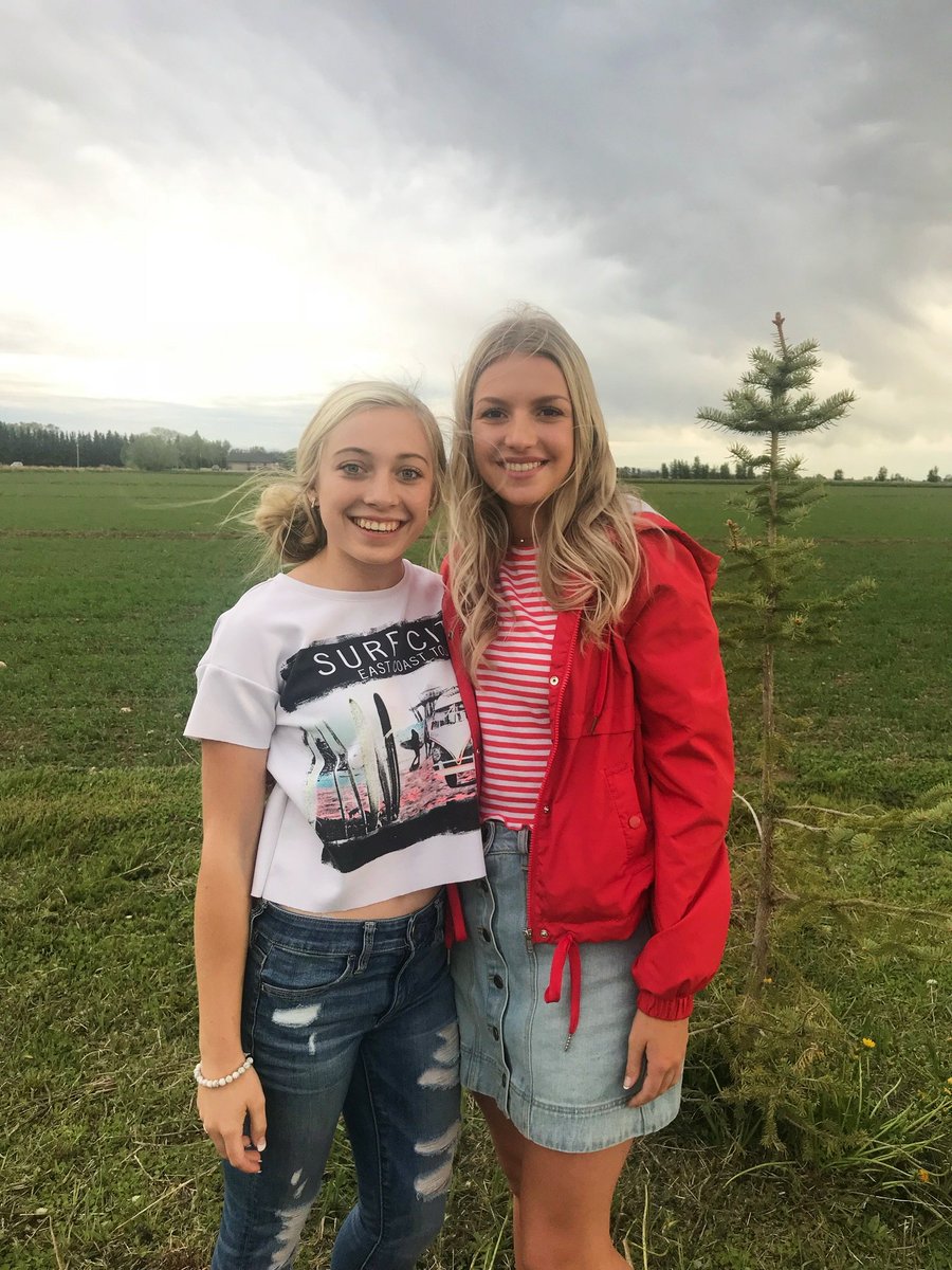 Kenzie_Hill3's tweet photo. Happy 18th Katie!! You're so gorgeous and always willing to listen! I love you!❤ https://t.co/dTdIKJd0H3