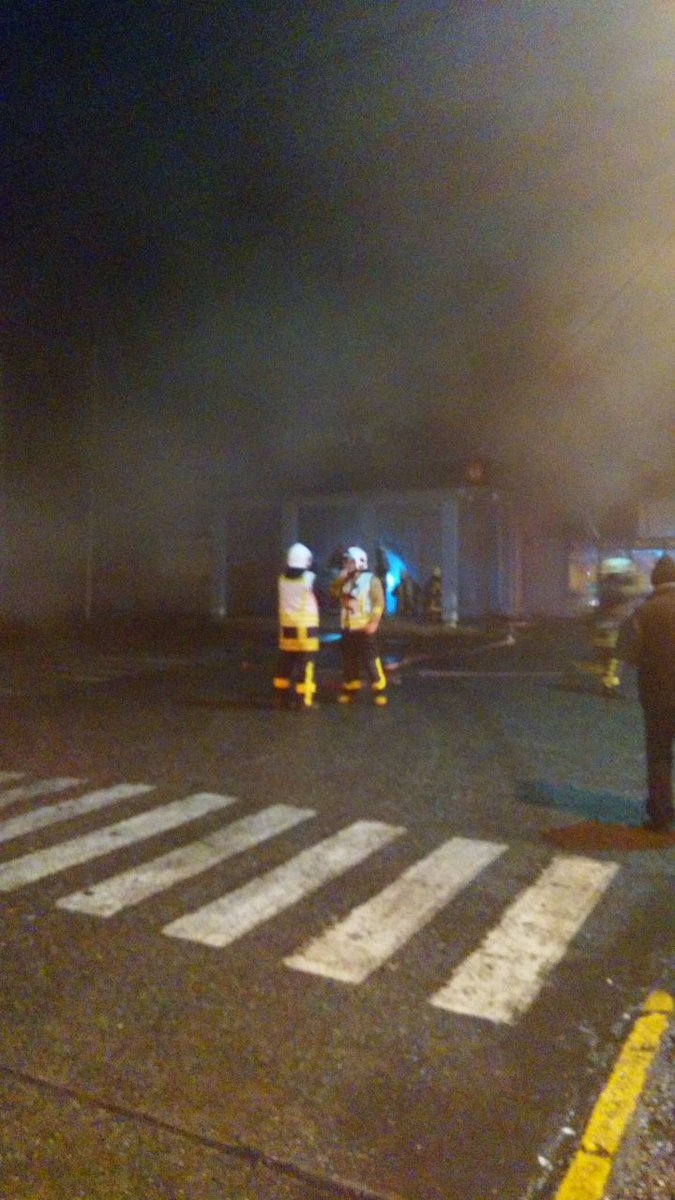 Gratissima2017's tweet photo. Retweeted Hans San Martin (@hanssanmartin11):

Bomberos de #Llanquihue trabajan en calle Erardo Werner esquina Baquedano frente a Municipalidad. Por principio de incendio en supermercado Unimarc. https://t.co/X0zvQqUEm5