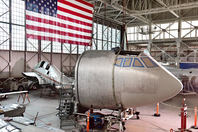 PacAviation_J's tweet photo. 格納庫79にあるテッド・シーリー大尉の復元工房で、B-25のペイントを塗り替えた時の様子です。#太平洋航空博物館パールハーバー #航空 #ハワイ https://t.co/jiZeBK5agp