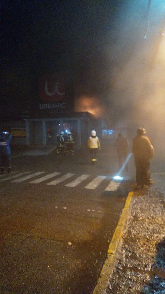 Gratissima2017's tweet photo. Retweeted Hans San Martin (@hanssanmartin11):

Bomberos de #Llanquihue trabajan en calle Erardo Werner esquina Baquedano frente a Municipalidad. Por principio de incendio en supermercado Unimarc. https://t.co/X0zvQqUEm5