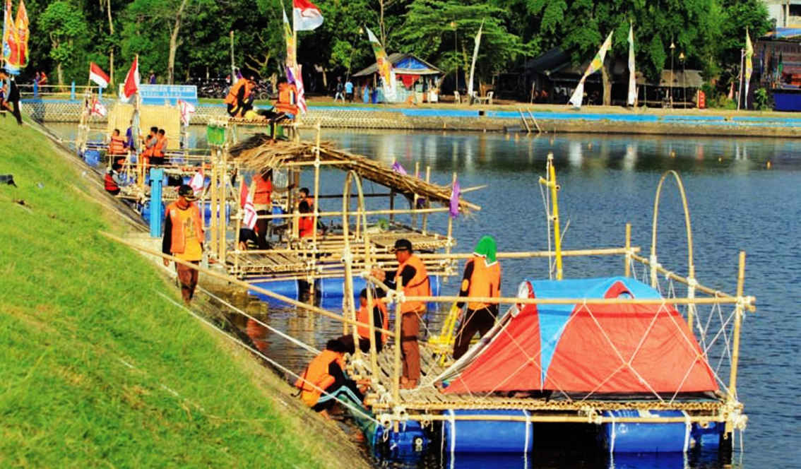 AbunawarBima's tweet photo. Anggota Pramuka merakit tenda saat pengikuti Jambore Kemah Terapung di Situ Bolang, Indramayu, kemarin. Kegiatan yang diikuti Pramuka dari berbagai sekolah tersebut sekaligus menjadi upaya memecahkan rekor Muri.
Foto: Antara/Dedhez Anggara
#EpaperMI #Jambore https://t.co/ii1c6xHGPu