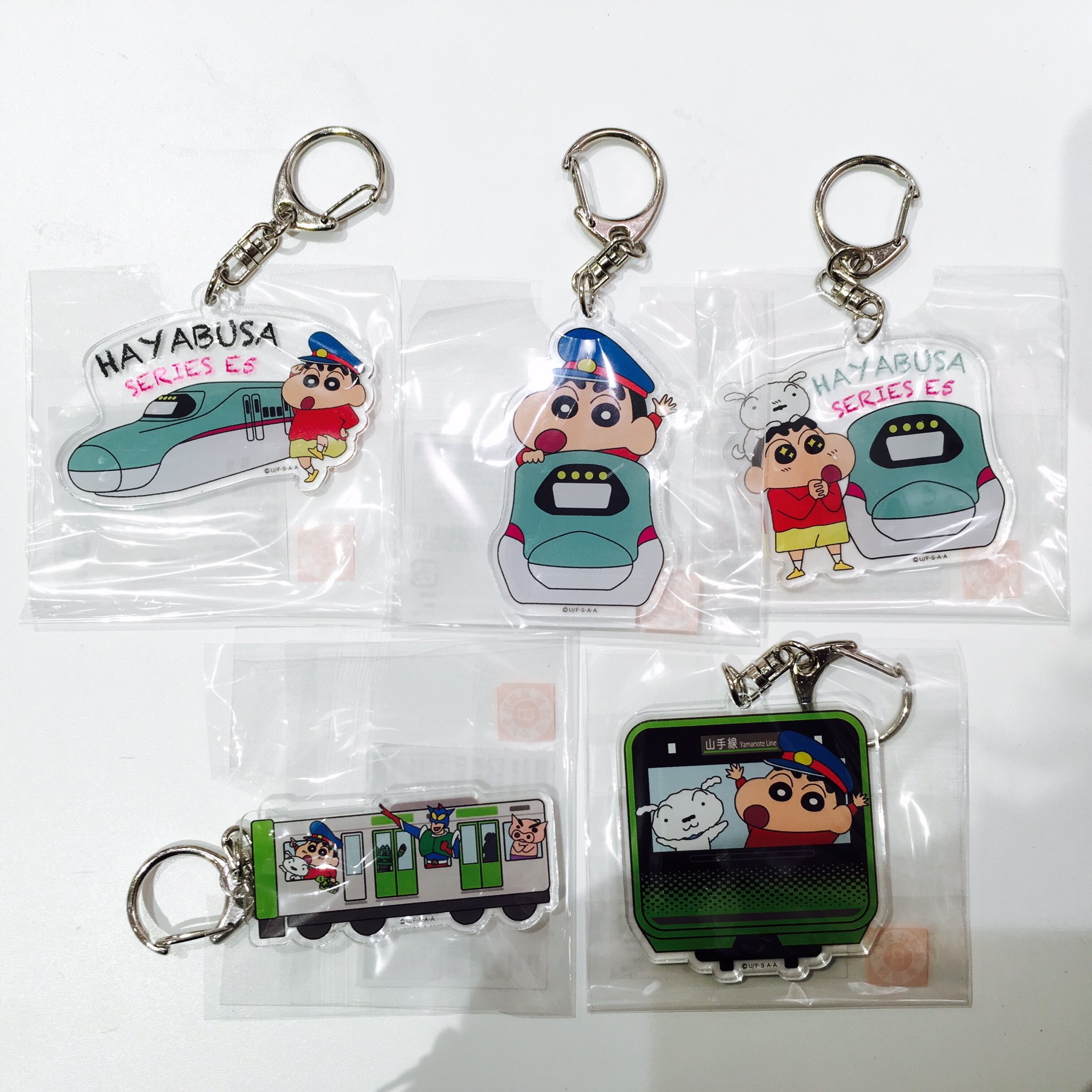 公式 クレヨンしんちゃんオフィシャルショップ アクションデパート東京駅店 先行販売商品のご紹介 Jr東日本の山手線 はやぶさとコラボしたアクリルキーホルダーを鉄道博物館 アクションデパートにて先行販売中です 東京のお土産にぴったりな