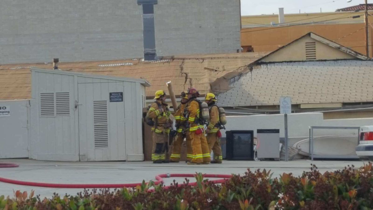 dept_el's tweet photo. At approximately 6:00pm, ESFD units responded to a commercial structure fire in the 200 Block of Eucalyptus. Units from @LACoFDPIO and Manhattan Beach FD assisted. Due to the rapid response and quick knockdown, the damage was limited. #allrisk https://t.co/nE1GGSMnKf