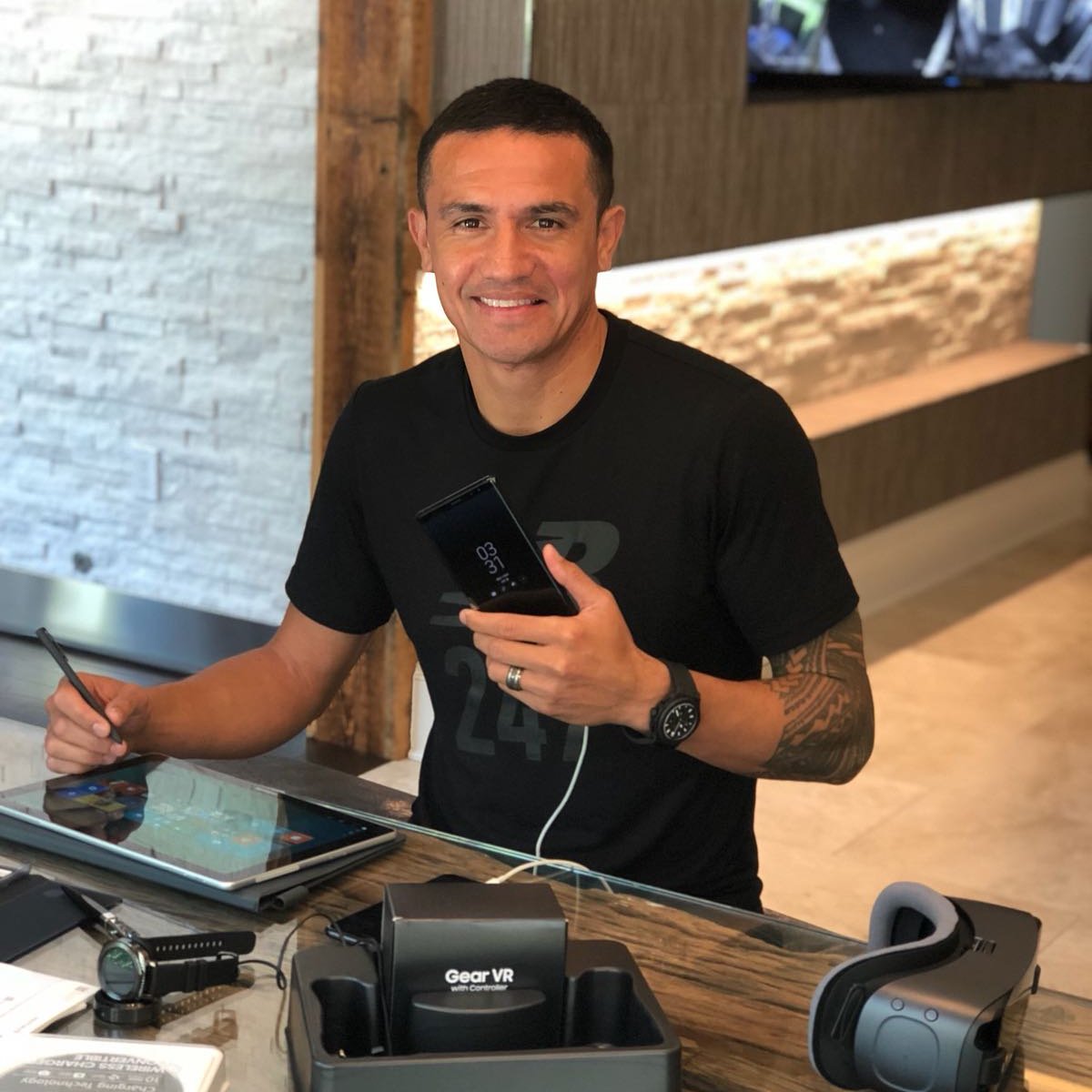 Tim_Cahill's tweet photo. Proud to announce I’m now a @SamsungAU  Brand Ambassador. #DoWhatYouCant #WithGalaxy #SeeNothingElse https://t.co/2gJgbRTwI7