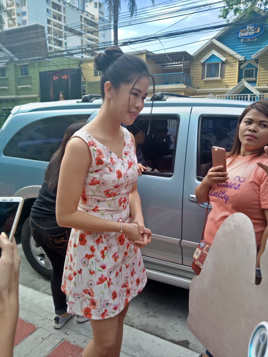 Yung kahit antok na sya di nya nakalimutang makipagmeet sa mga fans sa labas before sila umuwi, kaya mahal ka namin <a href="/delavinkisses/">Not Kisses -follow her @kissesdelavin</a> :) 
Thank you <a href="/tipsynotdrunk1/">®</a> for the pic 

KISSES LIVE SA UKG