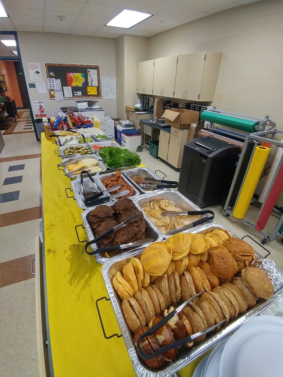 HumbleISD_PLE's tweet photo. Happy Teacher Appreciation Lunch- Burger Bar catered by Kingwood SmashBurger. Delicious!  #humbleisd https://t.co/SV9InLKR2m