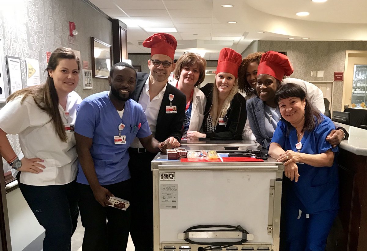ErnestoPMir's tweet photo. What a fun night distributing Ice cream π¨ & hanging with the #NightShift crew @NYPBrooklyn β₯οΈ #NursesWeek2018 β₯οΈ #BklynMethodistStars #ThankGodForNurses β₯οΈ https://t.co/u7XXqJMs57
