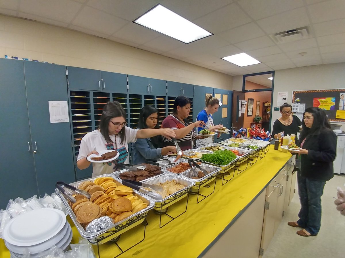 HumbleISD_PLE's tweet photo. Happy Teacher Appreciation Lunch- Burger Bar catered by Kingwood SmashBurger. Delicious!  #humbleisd https://t.co/SV9InLKR2m