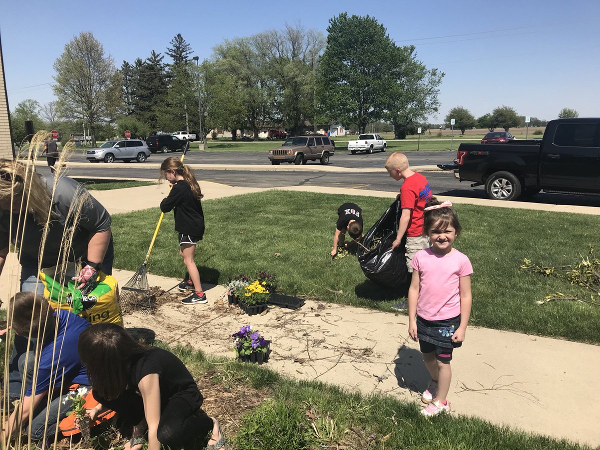 🍀Liberty Leaders 4-H club working on the flower beds and adding more ferns and flowers to the TC flower beds. Way to go... you did an awesome job! Shout out to FMC for donating our supplies and plants! #communityserviceproject <a href="/MatthewMillerpe/">Matthew Miller</a> <a href="/MrsAdamsTCETech/">Terri Adams</a> <a href="/jennsheski/">Jennmarsh</a>