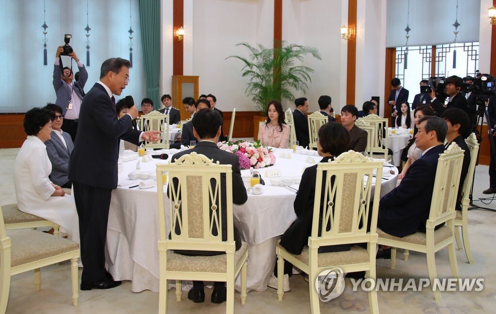 wenderland__'s tweet image. 180511 #RedVelvet ร่วมรับประทานอาหารที่ทำเนียบประธานาธิบดีเกาหลีใต้