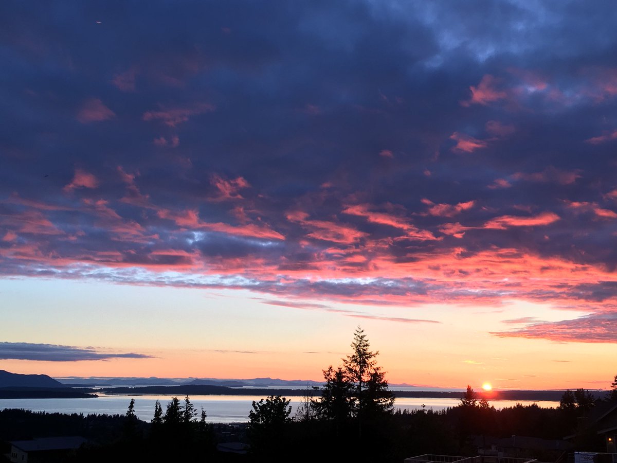 jeremywolfRun's tweet photo. Goodnight Bellingham. Dang you look good.  #sunset #bellingham #sanjuanislands https://t.co/hS0F0jrH6d