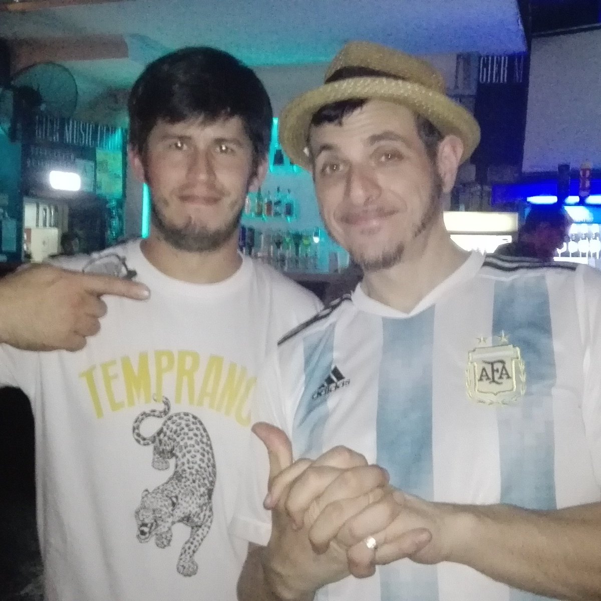 CortaMamber's tweet photo. Le encontré al gemelo de @donbepaul  por aqui 😆😅🎹🙌🏻
#qvan #VicRuggierotheboss @Theslackersband https://t.co/zYcd68mpDn