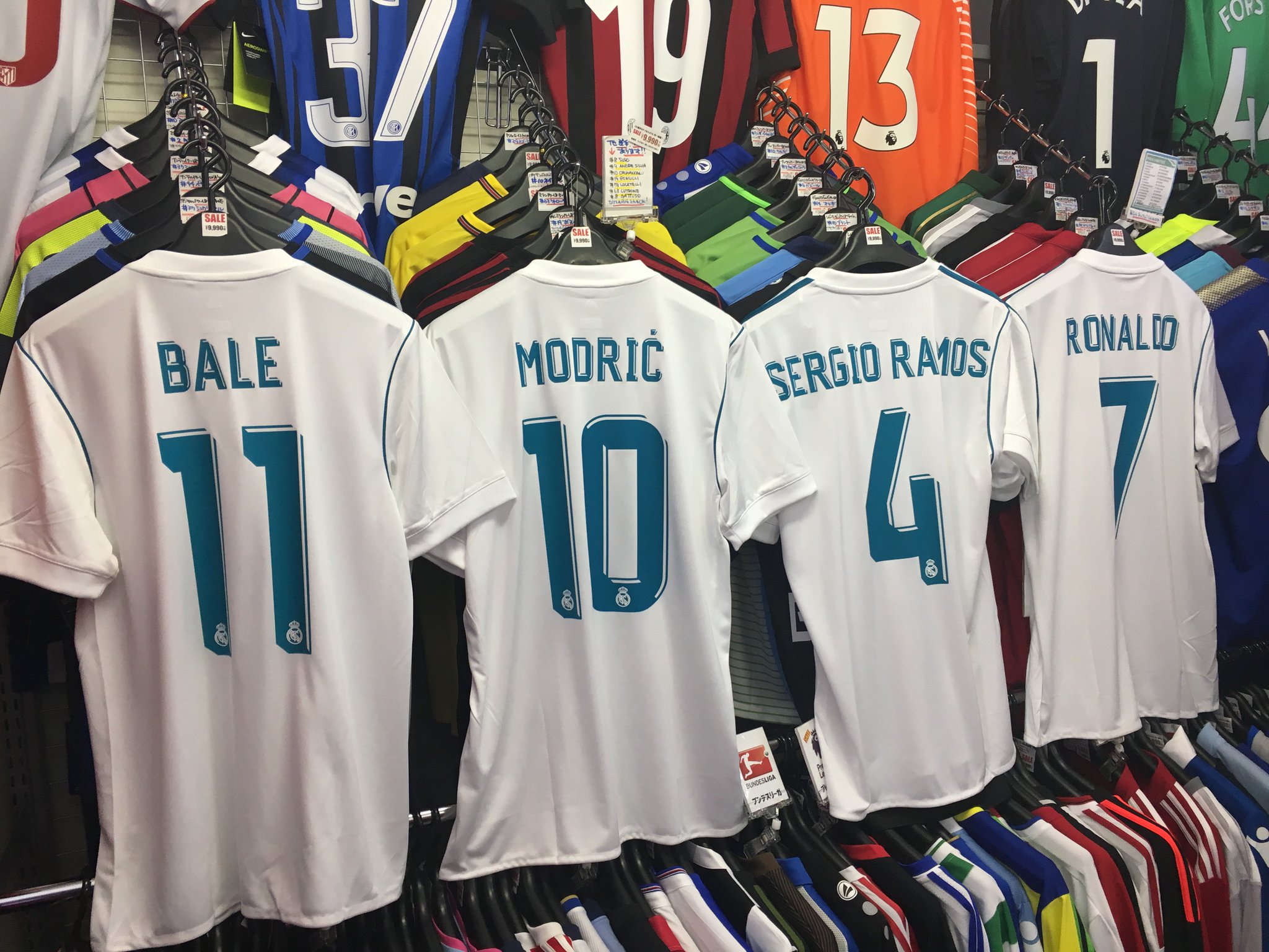 サッカーショップfcfa 実店舗open 営業時間 11時 18時 公式サイトopen レアルマドリード 17 18 Home Away ユニフォームsale ネームナンバー入りで 9 990 Tax 鮮やかなピンク色が目を惹く 14