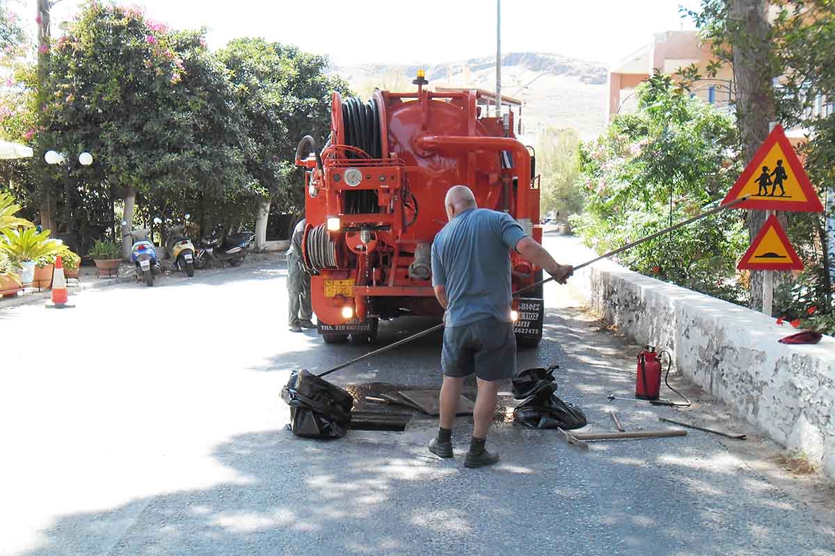 Christinasites's tweet photo. #ΚΑΘΑΡΙΣΜΟΣ #ΑΠΟΧΕΤΕΥΣΕΩΝ Στον καθαρισμό αποχετεύσεων χρειάζονται ισχυρές αντλίες που αναρροφούν τα λύματα. Κατόπιν διοχέτευση νερού με υψηλή πίεση που διαλύει ακαθαρσίες, λάσπες &amp; οτιδήποτε άλλο έχει βουλώσει τους αγωγούς. Μάθε για #καθαρισμό #αποχέτευσης https://t.co/vfOqAM9htr https://t.co/EeY8J0Z3S6