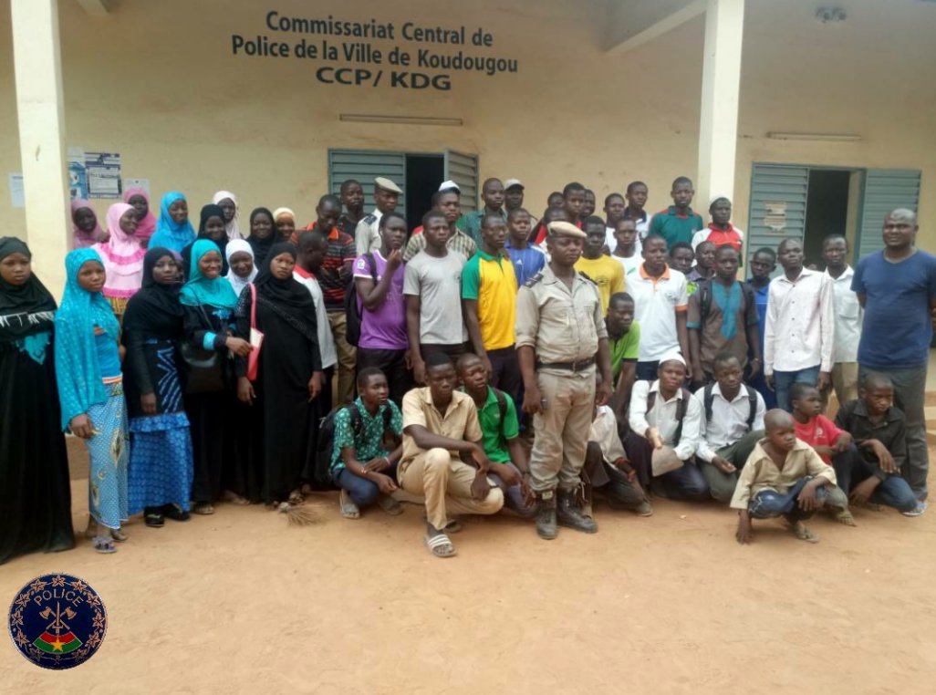 PoliceNatBF's tweet photo. La section Koudougou de l'Association des Elèves et Etudiants Musulmans du Burkina est venue hier à la rencontre de nos équipes de Koudougou, pour une visite de courtoisie et une opération de salubrité.
 #Police-Nation, un duo en marche!
#Participationcommunautaire
#PoliceNatBF https://t.co/0ZDgSnVstF