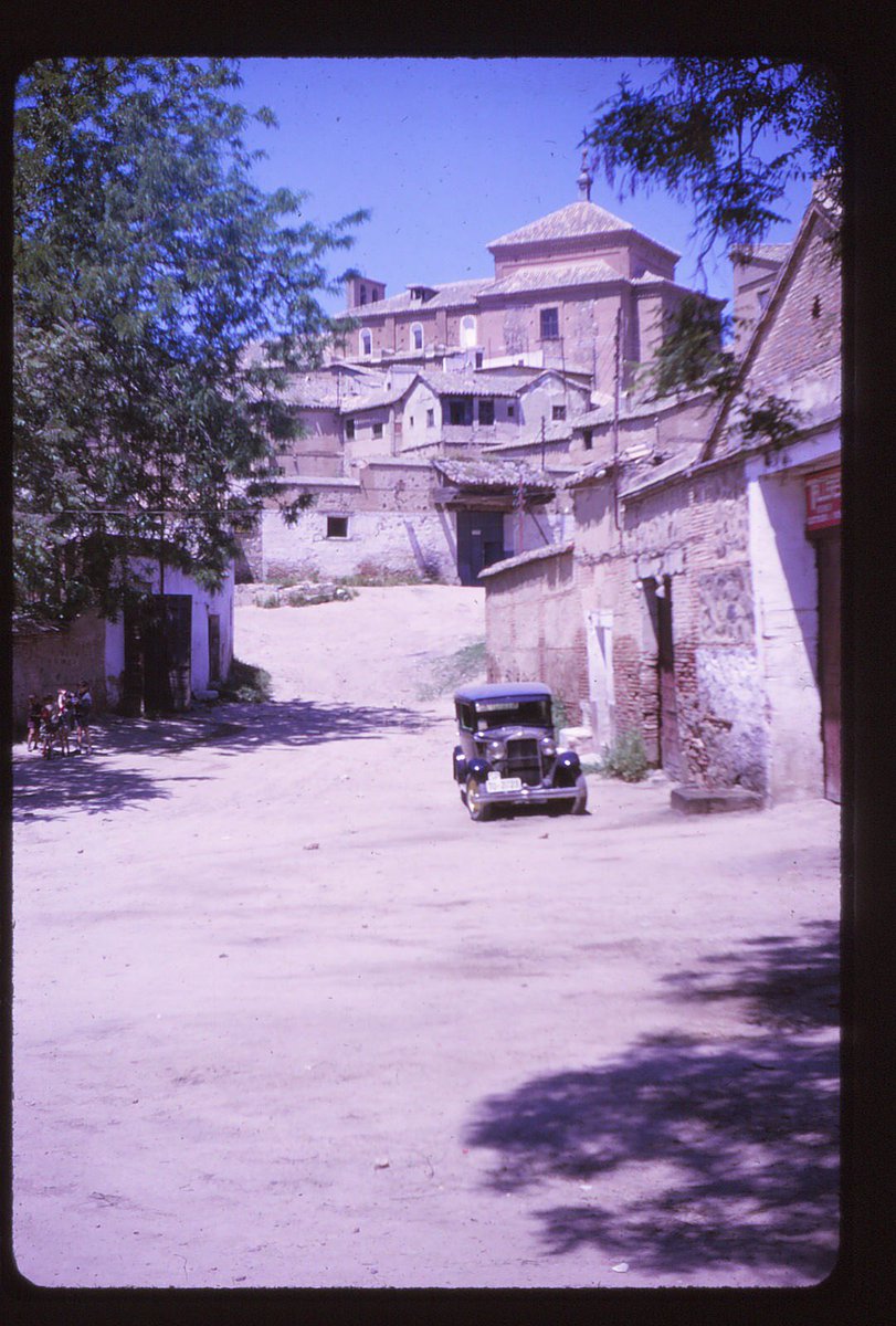Toledo_Olvidado's tweet photo. Podría parecer más antigua por el coche de época y por el pavimento terrizo, pero esta foto está tomada en mayo de 1963. ¿Reconocéis el lugar? Se trata de la calle Alamillos del Tránsito, junto a la entrada del museo del Greco. #Toledo #Castilla https://t.co/HYYM8peJdO