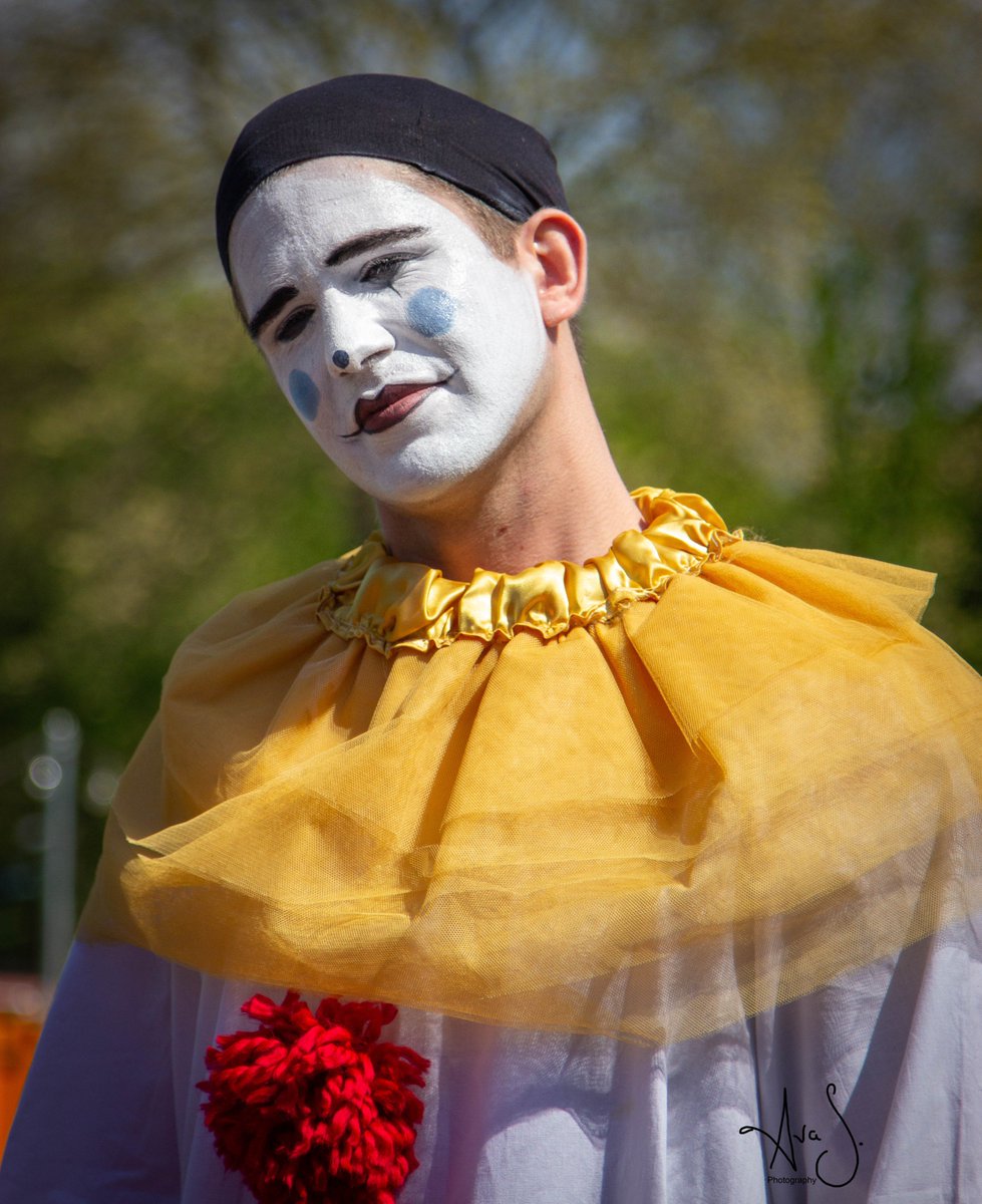 LatestTVBtn's tweet photo. To celebrate the #BrightonFringe #festival we are now filming at the #Warren every day this month! Make sure you tune in at 6pm and 8pm every day to watch @guy_lloyd interview different #Fringe performers and more https://t.co/P4hvvIIrh3