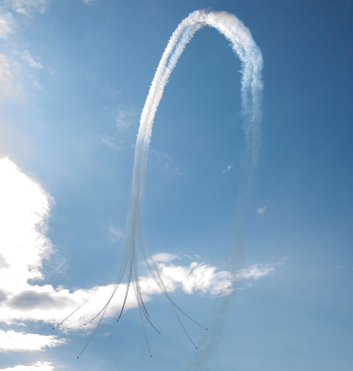 rafredarrows's tweet image. A spectacular (and very efficient) way to arrive at an airfield - the team performs a Spaghetti Break, before landing at Tanagra in #Greece this morning. #Springhawk