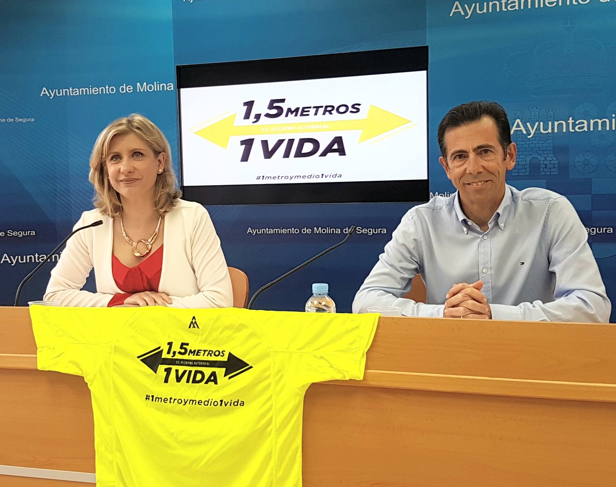 EstherClavero's tweet photo. Colaboramos con @ccalcayna en su campaña #1metroymedio1vida Debemos concienciarnos  en respetar la vida de los ciclistas. Un solo gesto puede cambiarlo todo @jvillarreal @msalvadorcas https://t.co/fxHDEBLlzY